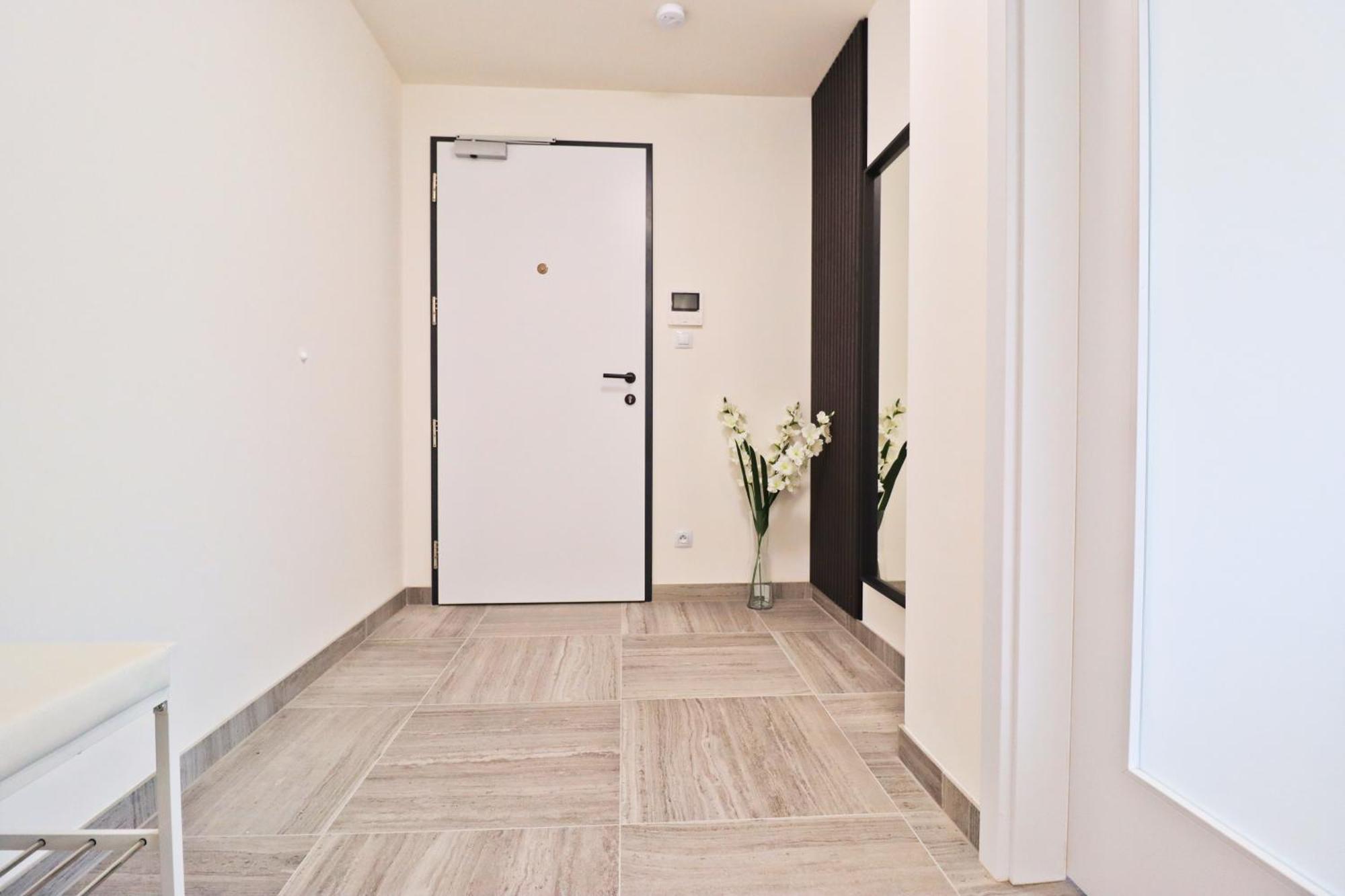 Sunny Apartment In Smichov, Prague 5 Kültér fotó